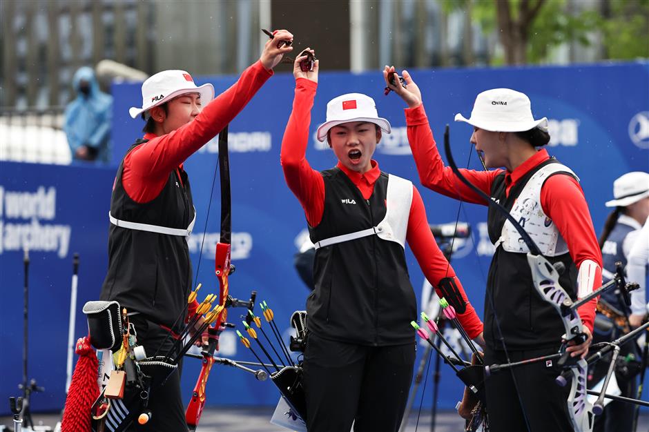 Chinese archers celebrate winning the gold medal