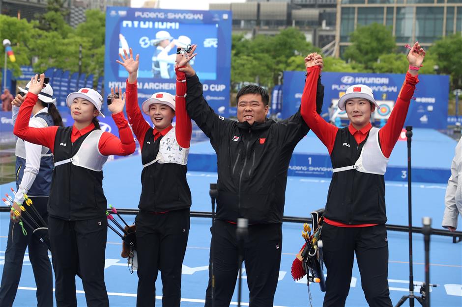 Team China acknowledges the crowd